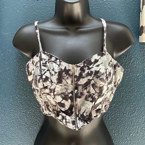 My Story white & black cropped tank with zipper detail